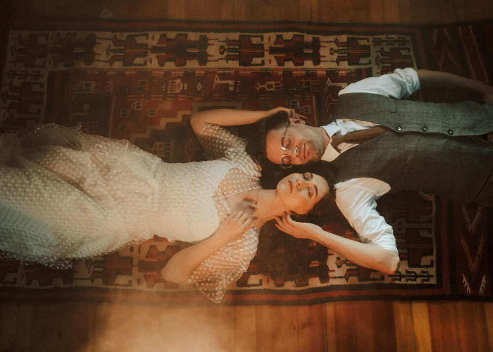Hochzeitsfotograf altes Fachwerkhaus Brautpaar romantisch